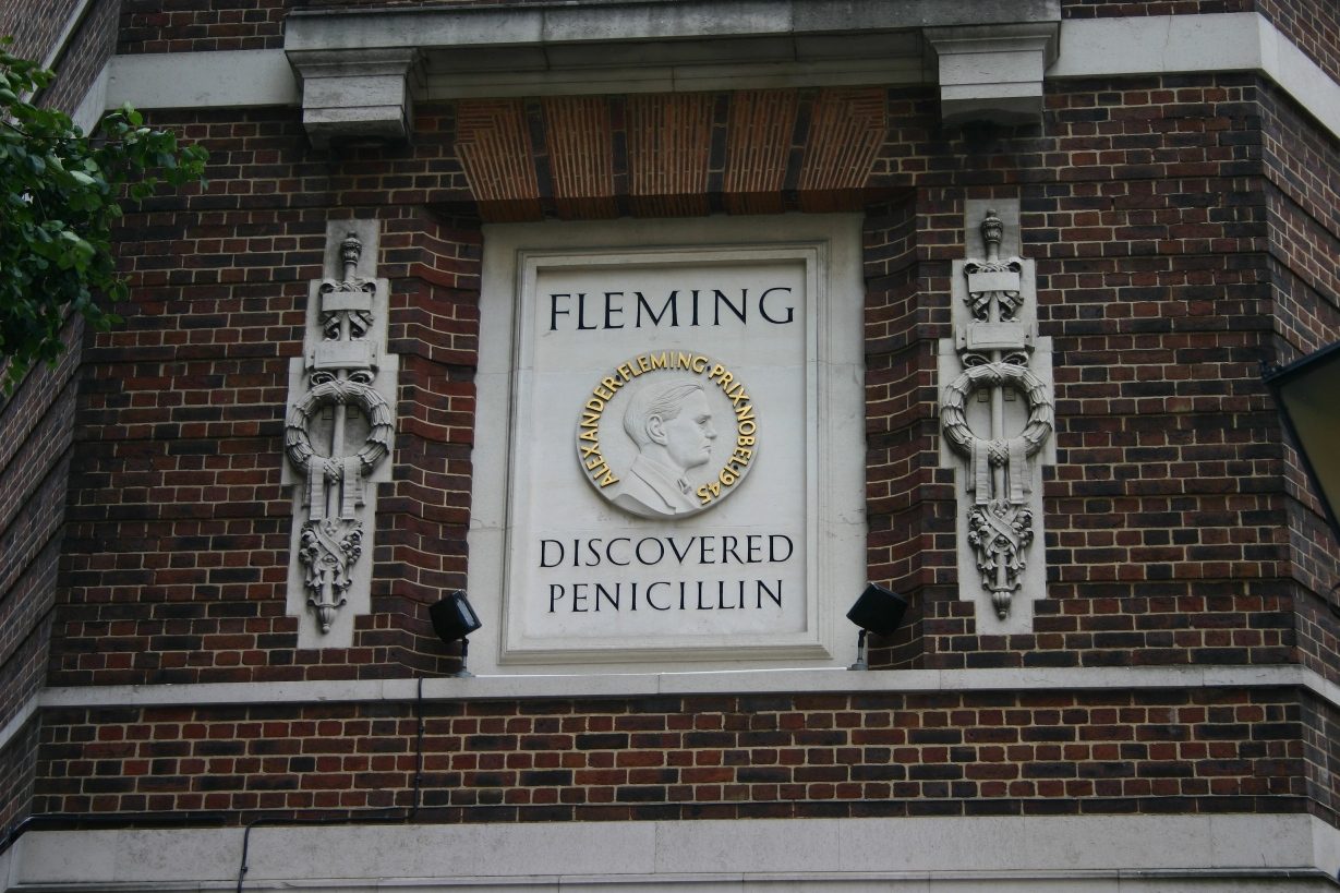 Alexander Fleming bas-relief, St Mary s Hospital, London - 02.JPG